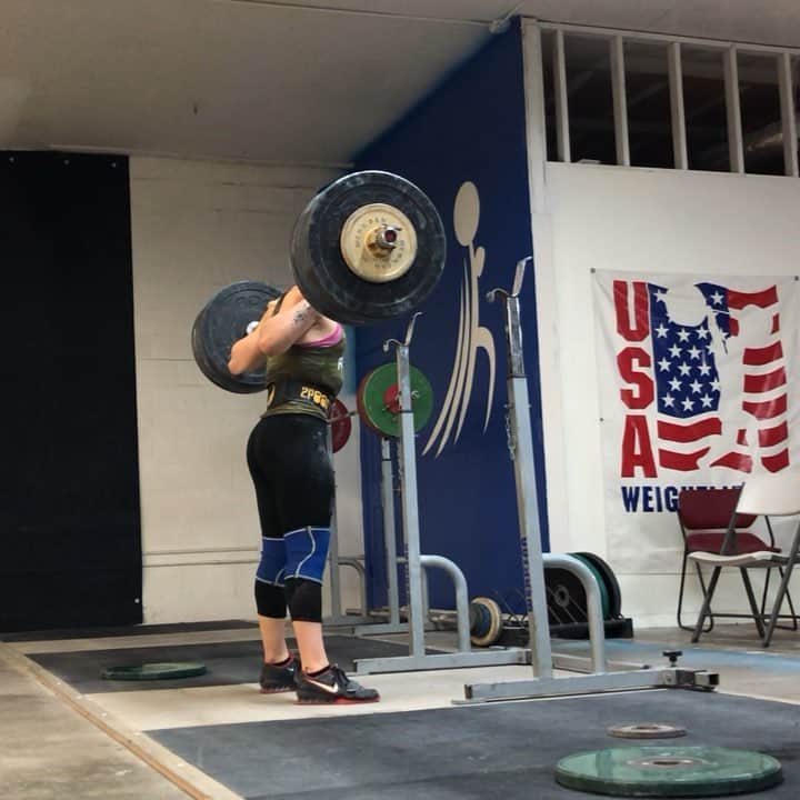 マッティ・ロジャーズのインスタグラム：「Monday was my first back squat workout since about 3 weeks before Pan Ams. Today was the second. They have been the slowest to come back movement wise, as I just haven’t been able to get into the positions (I have been front squatting, as those came back much quicker). We’re on 8’s this week & todays workout ended 20kg higher than the last. It felt like shit (as any squat workout after ~2 months away from back squatting would), still kind of uncomfortable and tentative, but it’s progress. And what I’m most pumped about is I can finally PUSH myself without fear of pain. THAT feels fucking good. 135kg/297lbs x 8 (Last set if I think 6x8???) second back squat workout back in over 2 months.」