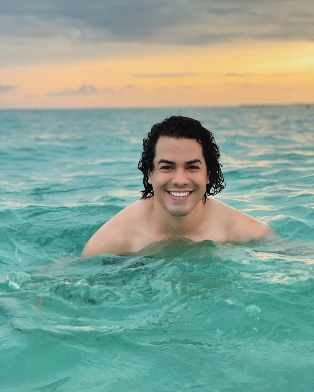 サム・アウヴェスさんのインスタグラム写真 - (サム・アウヴェスInstagram)「⛱🌊🏊🏼‍♂️ #beach #miami #fridaymood #vacation #water #miamibeach #sky #sunset」6月9日 7時43分 - samalvesmusic