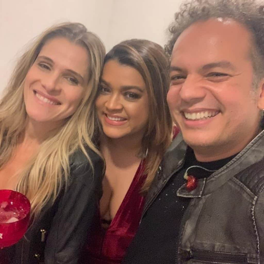 Preta Gilさんのインスタグラム写真 - (Preta GilInstagram)「Ontem foi uma noite linda ao lado do meu irmão da vida @zericardooficial no seu @segueobailezericardo com uma plateia cheia de amigos cheia de histórias de uma vida bem vivida !!! Amei !!! @clubemanouche que delicia de lugar já quero voltar !!! Parabéns para essa banda linda e cheia de groove!!! #segueobailezericardo #pretagil Fotos do Adriano Fagundes fotógrafo ❤」6月9日 7時48分 - pretagil