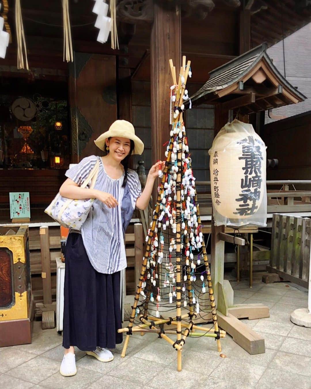 睦のインスタグラム：「6月に入った途端、 いきなり体調不良に😭  ディズニーリゾート 年パス終了 燃え尽き症候群なのか？と 苦笑いしてしまうほど😅  久しぶりの発熱。  また、年パス 買おうか どうしようか知恵熱か？  38度越えに、 少々ビビり。  吐き気も出てきて、 飲んだ水分も 吐く始末。  飲めない食べれないは 辛いですねー。  ひたすら寝ていようと 寝て起きるたびに 頭痛。  寝すぎて、 腰が痛いから ベットとソファを 行ったり来たり。  なんとか今回は、 自力での回復を希望。  熱が下がり、 食欲が出てきたので、 リハビリ外出をかさねて、 通常外出まで回復。  寅さんで有名な 小野照崎神社へ。  小さな神社ですが、 とても素敵でした。  御朱印を書いて頂く間。  初めて見る まゆ玉みくじ。  しっかりと読んで 結び処に 結んできました。  訪ねた日は猛暑日なのに、 境内は 緑に囲まれてるせいか とても涼しい。  ずっーと、 心地よい空気感に 浸っていたいなぁと。  ひとつだけ ベンチがあったので しばらく ぼーっと座ってました。  病み上がりの身体を 充電する感じで。苦笑  この境内に、 ほぼ住んでそうな 猫ちゃん達に また来るねと約束して 帰りましたぁ。  #小野照崎神社  #寅さん  #渥美清 さん #まゆ玉みくじ  #入谷  #台東区  #猫  #神社  #jinjya  #病み上がり  #願掛け  #御朱印  #御朱印帳  #猛暑日  #涼しい  #天然クーラー  #森林浴  #帽子必須  #発熱  #知恵熱  #cat  #参拝  #お参り  #ssw  #lyricst  #作詞家  #model  #モデル  #井上睦都実  #睦」