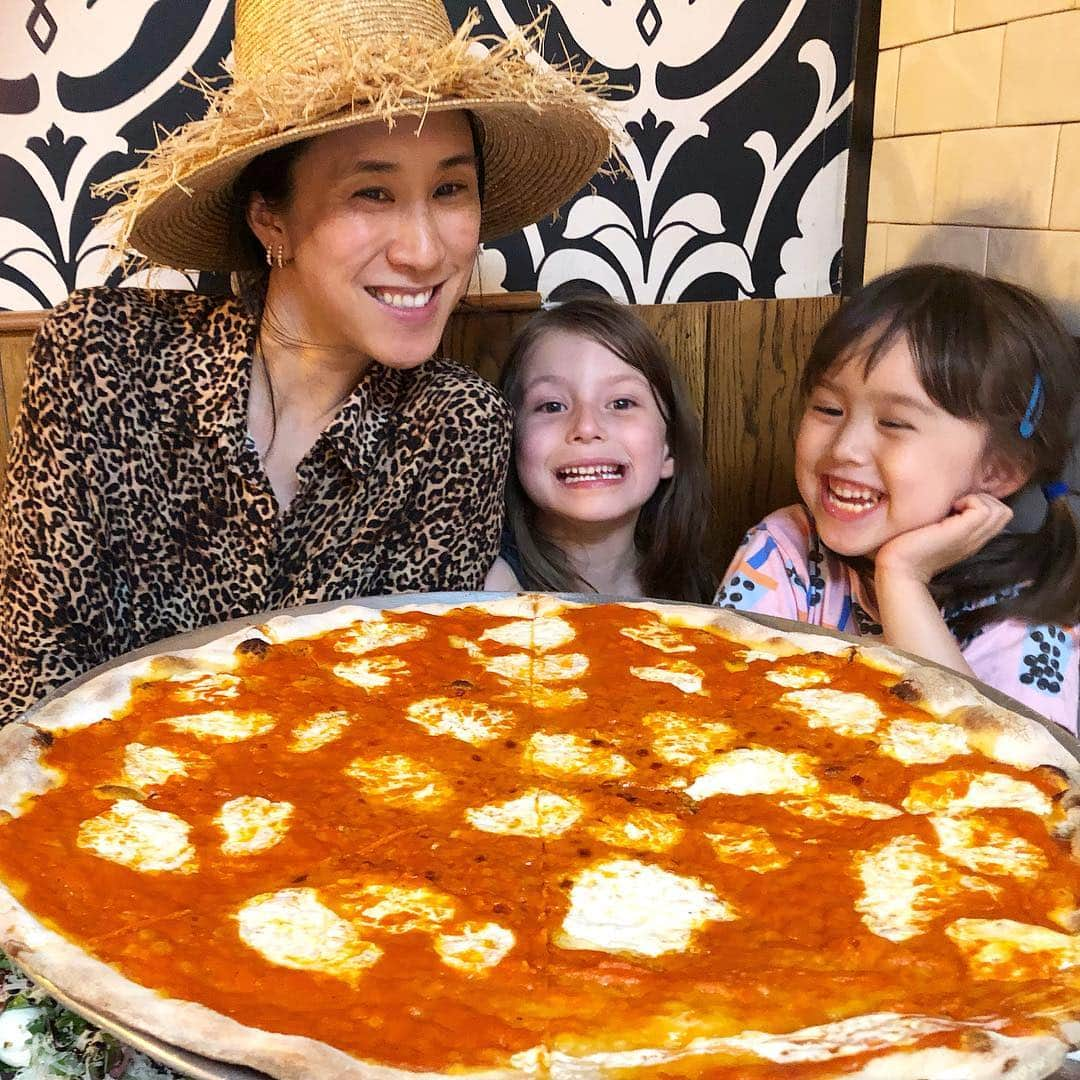 エヴァ・チェンさんのインスタグラム写真 - (エヴァ・チェンInstagram)「We ate the whole thing. 📸: @leighbelz」6月9日 7時49分 - evachen212