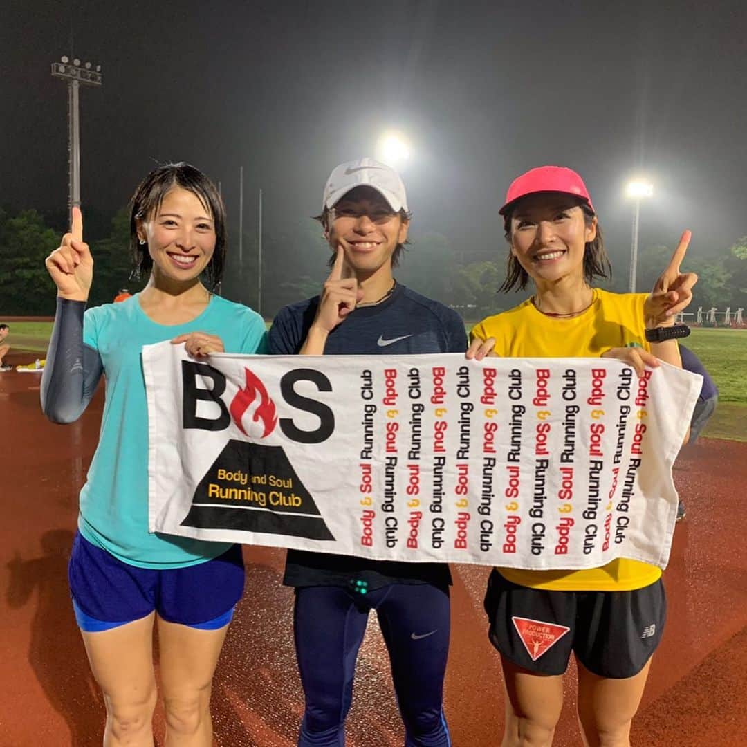 西谷綾子のインスタグラム：「✴︎ 九州横断中🏃🐾 ポップラインお二人へ💓 たくやさんポーズで😚☝️ @poplinehagi  @popline.kazuki  みんなで写真&動画で応援Messageを‼︎🤗✨ 是非、お2人のSNS投稿をチェック👍📢 ・ 6/7(金)300m×10本+Naoトレ ・ 雨の☔️インターバルは、「苦手‼︎」っと言っていた方は、最初は不安や嫌な気持ちが巡っていたと思いますが、最後まで集中力高く、粘り強い走り🏃終わった後の笑顔は素敵でした😆👏 ・ 雨☔️でもみんながいれば頑張れちゃうッ🤗 ・ 来週は、6/12(水)19:10〜 Naoトレ(筋トレ)+400m×7本‼︎ http://basrc.spo-sta.com/schedule/27434 (どなたでもご参加ok‼︎練習会開始30分前までにお申し込みを☺️) #BaSRC #BodyandSoulRunningClub」