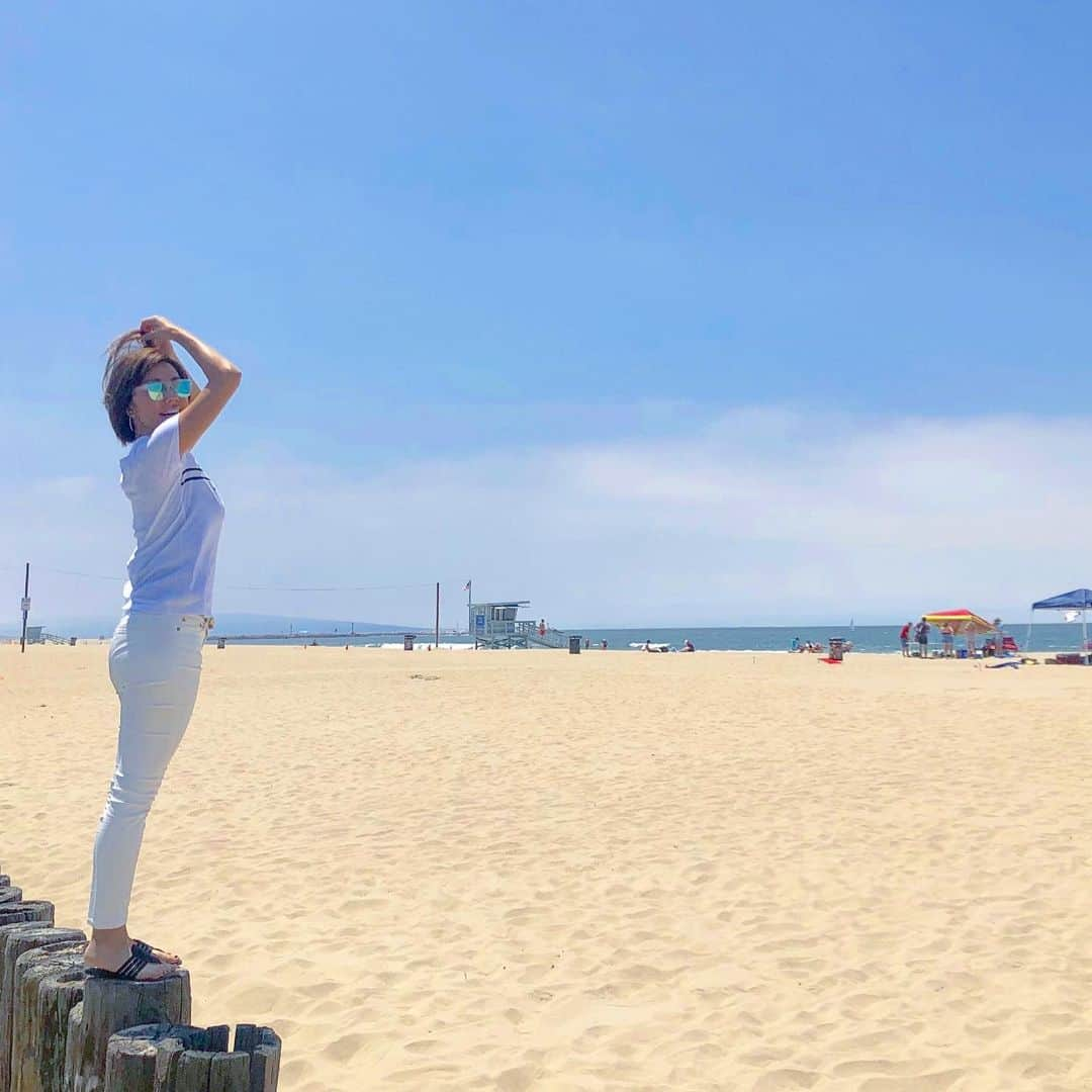 Hiroe Hiranoさんのインスタグラム写真 - (Hiroe HiranoInstagram)「カリフォルニアビーチ🏖 戻ってきたぜーぃ❤️ この雰囲気が大好き😘ホッとする場所。 . シャワー浴びて髪の毛濡れたままビーサン履いてビーチへ。 太陽サンサンに浴びたぜよ🕶 明日も朝からトレーニングしに行こ✌️ 毎日のスクワット効果はでてるかしら（笑）😆 . みんな朝からビーチバレーや筋トレ、 タンニングやら気ままに。 . これからLAに来てるあの方とキャッチアップ⭐️ . #hiroecali #california #cali #lifestyle #wellness #wellbeing #カリフォルニア #カリライフ #平野宏枝 #mornig #beachwalk #ビーチ #太陽と海が好き🌞 #mylife」6月9日 7時59分 - hiroe_hirano