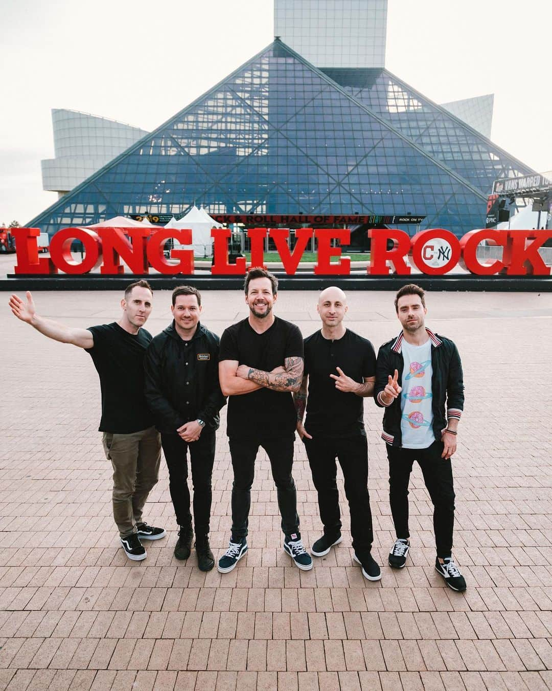 Simple Planさんのインスタグラム写真 - (Simple PlanInstagram)「We are so happy to welcome back our friend and brother @daviddesrosiers on stage with us tonight in Cleveland after a 2 year hiatus. 🙏🏻🙏🏻🙏🏻🙌🏻🙌🏻🙌🏻 It’s been a long and difficult journey for David fighting depression and mental health issues and we are so thrilled to know he’s doing better and feels ready to join us again on the road. We look forward to having him play with us at all our shows this summer and be a part of our new #spalbum6 David and the band would like to extend our thanks and gratitude to all our fans for the support you have shown him during his time away. Your messages of love and encouragement have meant so much and we can’t wait to play for you and share our new music. 🖤🖤🖤🤘🏻🤘🏻🤘🏻 📸: @goodguychady」6月9日 8時09分 - simpleplan