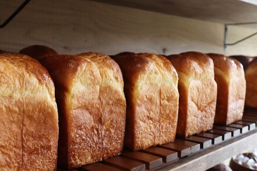 丘の上のパン屋 さんのインスタグラム写真 - (丘の上のパン屋 Instagram)「2019.06.09﻿ ﻿ おはようございます、﻿ 丘の上のパン屋です。﻿ ﻿ 今日も朝からたくさんの方にご来店いただいています、ありがとうございます。﻿ ﻿ 日曜日の朝に、焼き立てパンをテラス席でお召し上がりいただくのもとても気持ちの良い時間かと思います。﻿ ﻿ カンパーニュ、クロワッサン、パン・オ・ショコラが焼き上がっています。﻿ ﻿ カンパーニュは、シンプルながらもとても好評いただいております。﻿ ﻿ 余計なものを一切入れず、国産小麦、小麦の天然酵母を使用し焼き上げています。﻿ 酸味と小麦の味わいがあり、国産小麦のモッチモチを楽しんでいただけます。﻿ ﻿ 丘パンの一押しなので、ぜひお求めいただけたらと思います。﻿﻿ ﻿ ﻿ その他にも、8時から焼き立てパンを豊富にご用意していますので、ぜひよろしくお願いします。﻿ ﻿ ﻿ パンの焼き上がり時間や種類は、サイトからご確認出来ますのでぜひどうぞ。﻿ プロフィールにURLを記載しています。（ @okanouenopanya ）﻿ ﻿ それでは、今日も焼き立てパンとともに﻿ 宜しくお願い致します。﻿ ﻿ ﻿ −−−−−−−−−﻿ ﻿ 💬 スタッフ募集中です﻿ ﻿ 新たに一緒に働いてくれる仲間を募集しております。﻿ ﻿ 応募方法は郵送となります。﻿ 詳細はサイトをご確認ください。﻿ ﻿ −−−−−−−−−﻿ ﻿ 💬 ご予約について﻿ ﻿ ●予約可能商品﻿ ・食パン ﻿ ・カンパーニュ﻿ ・バゲット﻿ ・エッグタルト﻿ ﻿ ※グルテンフリー米粉パン(プレーン、大納言)﻿ ※低糖質ふすまパン(3本から)﻿ ※一升パン﻿ (※は木、金のお渡しになります)﻿ ﻿ 📞 045-530-9683（クロワッサン🥐）﻿ ﻿ −−−−−−−−−﻿ ﻿ 🛒 オンラインショップ﻿ ﻿ 一升パン、グルテンフリーの米粉食パンの﻿ 通販を行っております。﻿ サイトからご確認ください。﻿ ﻿ −−−−−−−−−﻿ ﻿ 🏷﻿ #丘の上のパン屋 #カンパーニュ #横浜 #青葉区 #たまプラーザ #ベーカリーカフェ #パン屋 #パン #パン屋さん #横浜パン屋 #🍞 #焼き立てパン #美しが丘 #美しが丘西 #田園都市線 #天然酵母 #国産小麦 #発酵バター#bakery #boulangerie #boulanger #yokohama#instabread #instafood #pane #sourdough #naturalyeast﻿ ﻿」6月9日 8時13分 - okanouenopanya