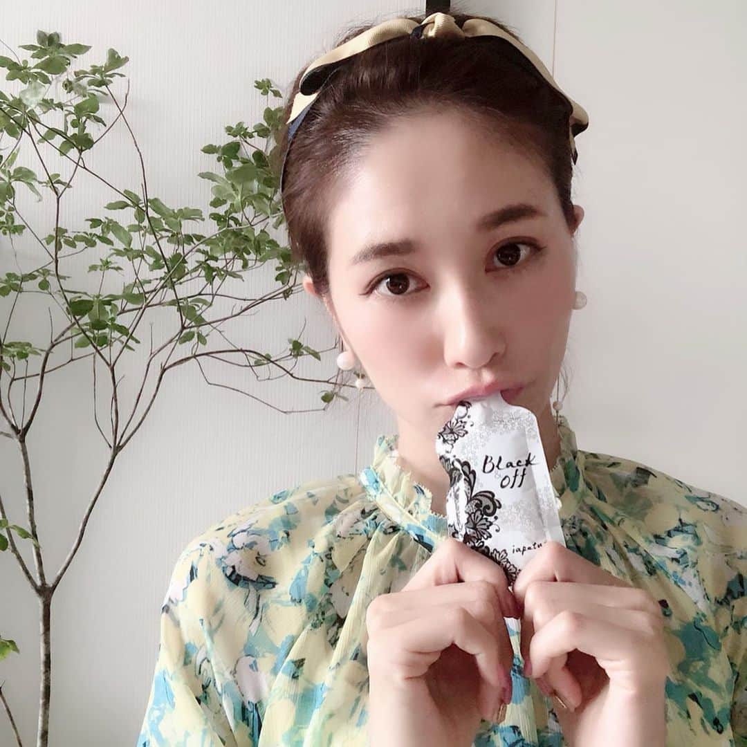 のインスタグラム：「おはようございます☺︎ ・ 美白対策は何をしてますか？と聞かれますが難しいことが苦手な私は、簡単にできるドリンクをプラス✨ ・ 梅雨に入ったけれど太陽が隠れている時も、今年は免疫美容で内側からもケアして断黒✨ ・ シミを作らない、シミを出さない免疫細胞から美白になる新概念が断黒と言われています！ ・ キレート作用により、シミやメラニンを細かく砕き、その砕いたものをマクロファージ細胞が食べてシミやメラニンを消し去ってくれるって何だか難しいけど凄い‼️ ・ 私は今年は3月から夏をフライングしているので、すでにメラニンが沢山あるに違いない💦マクロファージ細胞に沢山食べてやっつけてもらいたい😂という気持ちで毎日飲んでいます。 ・ Black&offはドリンクで18秒程で飲みきれるから、いつでもどこでも飲めますね！笑 ※2枚目で測ったの。笑 ・ 飲む日焼け止めのその先の美容方法で、細胞から綺麗を目指す2019年私の夏です🌞 ・ #断黒美容#IPS#blackandoff #免疫美容#PR#アラフォー#アラフォー美容#美容#美容好き#美容好きな人と繋がりたい #美白#アンチエイジング#beauty#飲む日焼け止め #美肌#エイジレス#美肌#美容法#日曜日#美肌対策#holiday#drink#ドリンク#美容ドリンク#美活#ドウダンツツジ #枝もの#カチューシャヘア #パールピアス #poem_accessory#beautydrink」