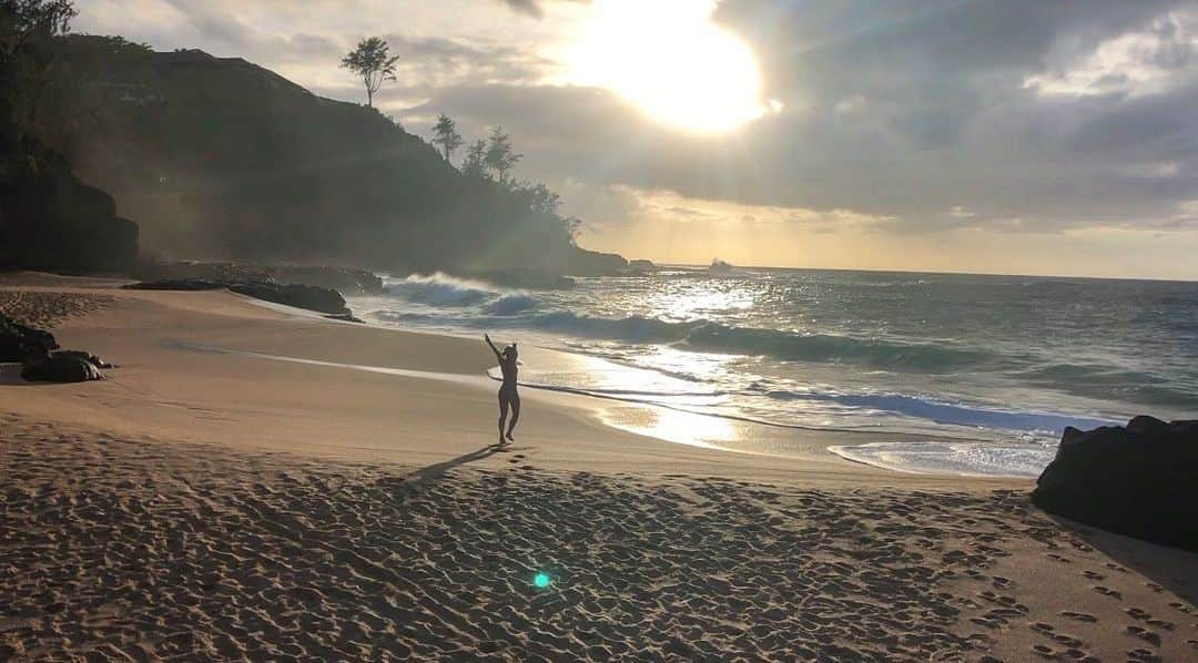 イモージェン・ケアンズのインスタグラム：「Celebrating 🌍 oceans day .. what a beautiful world we live in! well.... the untouched 🙌🏼#worldoceansday #hawaii #ocean #kauai #secretbeachkauai ☀️🌴🌊」