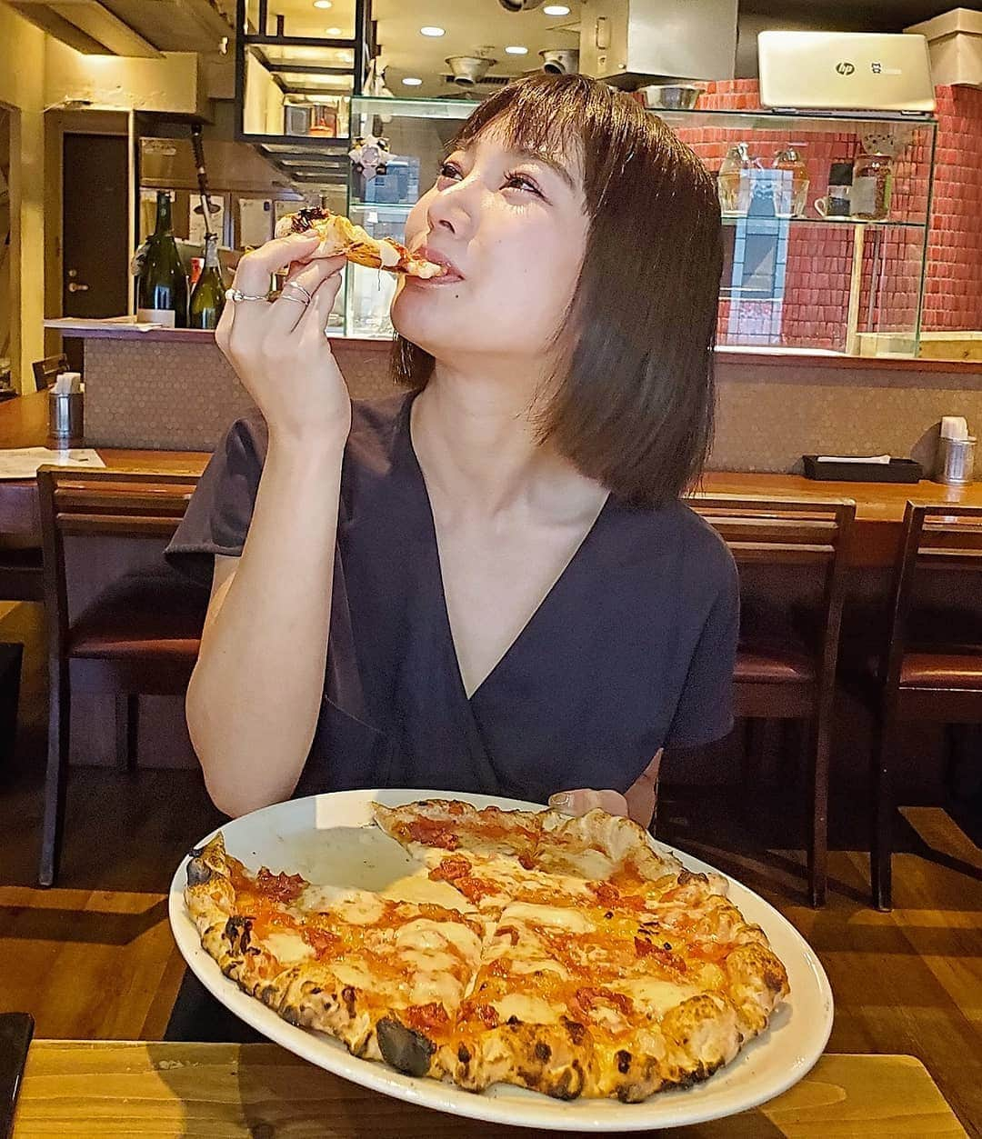 保坂玲奈さんのインスタグラム写真 - (保坂玲奈Instagram)「🍕 . pizza lunch♡ . 目黒のジャルディーノ美味しい🤤♡ . 女子トーク沢山して 閉店まで居て話し足りず 雅叙園に移動したよ〜🌸 . . . #pizza #目黒 #ジャルディーノ #目黒ジャルディーノ #マルゲリータ #ペパロニ #ピザランチ #女子会」6月9日 8時31分 - __renao_0707