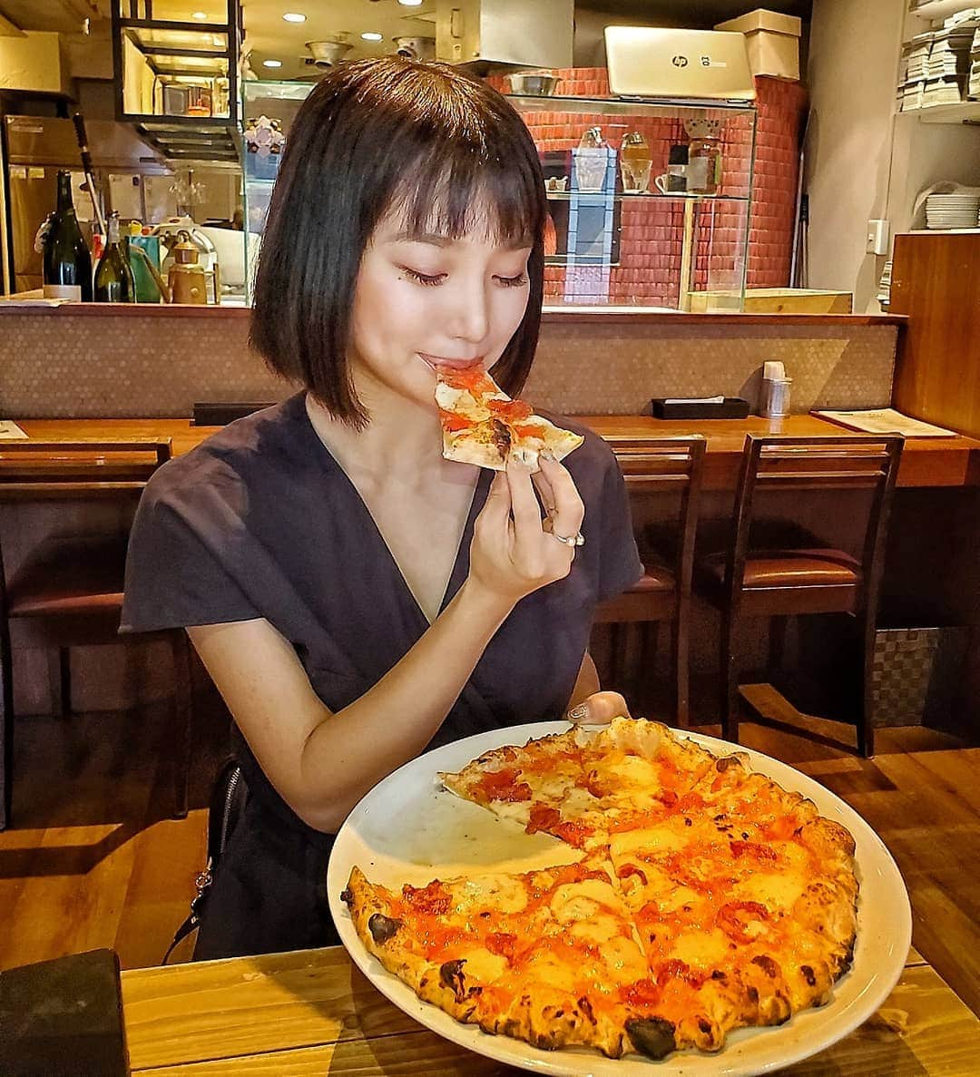 保坂玲奈さんのインスタグラム写真 - (保坂玲奈Instagram)「🍕 . pizza lunch♡ . 目黒のジャルディーノ美味しい🤤♡ . 女子トーク沢山して 閉店まで居て話し足りず 雅叙園に移動したよ〜🌸 . . . #pizza #目黒 #ジャルディーノ #目黒ジャルディーノ #マルゲリータ #ペパロニ #ピザランチ #女子会」6月9日 8時31分 - __renao_0707