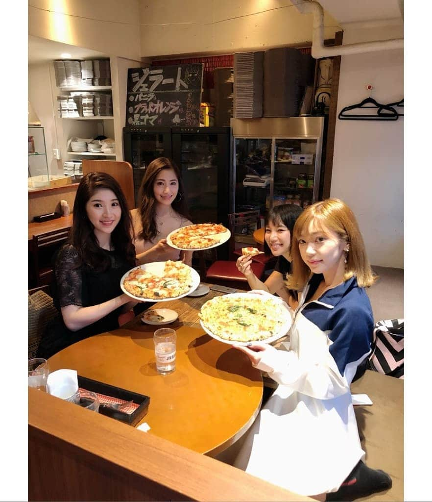 保坂玲奈さんのインスタグラム写真 - (保坂玲奈Instagram)「🍕 . pizza lunch♡ . 目黒のジャルディーノ美味しい🤤♡ . 女子トーク沢山して 閉店まで居て話し足りず 雅叙園に移動したよ〜🌸 . . . #pizza #目黒 #ジャルディーノ #目黒ジャルディーノ #マルゲリータ #ペパロニ #ピザランチ #女子会」6月9日 8時31分 - __renao_0707