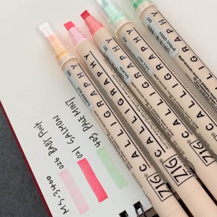 のインスタグラム：「How to ZIG Calligraphy #flower #ZIG #Calligraphy  ZIG Memory System Calligraphy MS-3400 ↓↓こちらから花の描き方動画ご覧頂けます。 https://youtu.be/i8pTTQQNm4A トップページのURLより、呉竹公式チャンネルでもご覧いただけます！ #color  #babypink #salmon #palemint #springgreen #summersun」