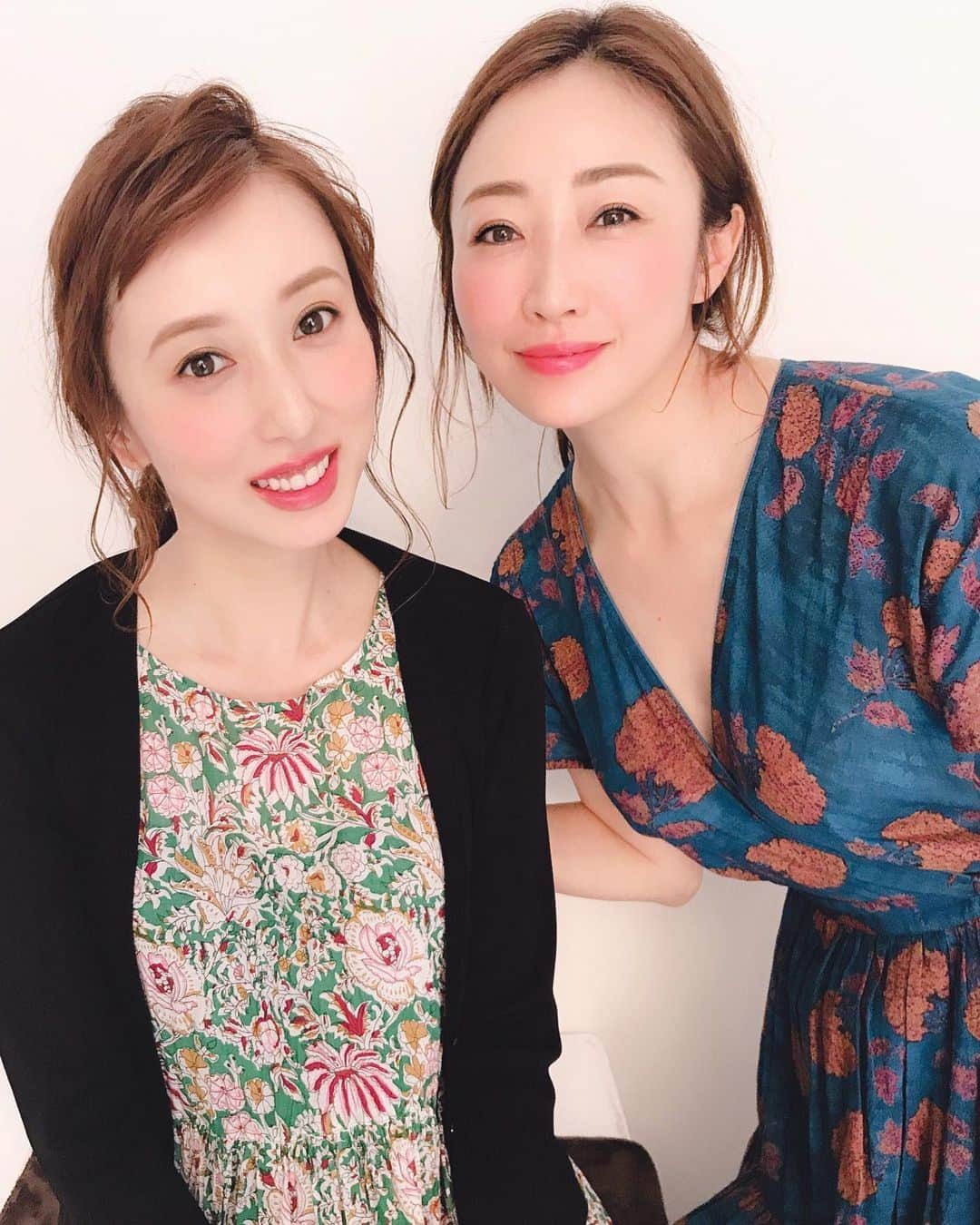 中西麻里衣さんのインスタグラム写真 - (中西麻里衣Instagram)「先日maquia撮影で神崎恵さんにメイクして頂きました😳✨ 創刊パーティでお見かけしたことはあっても、お話しさせて頂くのははじめてでした。 とっても優しくて、お綺麗で、同じ女性としてこうありたい❗️と思う素敵すぎる方でした✨光栄な機会に感謝です😭 まだ先ですが9月号是非見ていただきたいです🎉 #maquia#美容誌#ビューティー#神崎恵さん#メイク#メイクアップ#😭#眉企画#光栄#髪#眉#服#女は変わる#楽しかった#コスメ好き#美容好き#男の子まま#ありがとうございました#発売が楽しみ」6月9日 8時35分 - 87marii