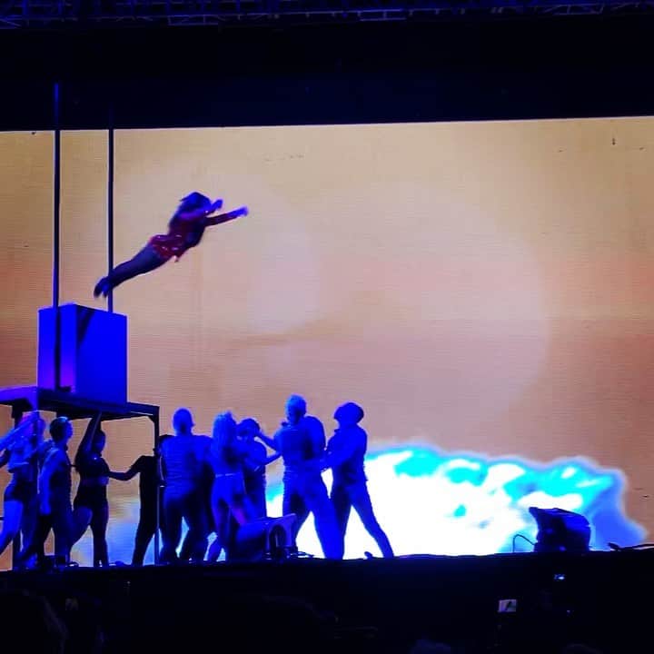 Nika Kljunのインスタグラム：「TRUE MEANING OF A THROWBACK lol 😎🚨 @paulaabdul @lapride #vibeology . She said she wanted to be tossed back and forth even more times than she was at #billboards2019 so... HERE SHE IS FLYING ACROSS THE STAGE, AGAIN, AT AGE 56! 🚀👁 . Oh, what a night! We did it team! 💪🏼😃 Thank you @paulaabdul for this amazing opportunity, thank you @reneeritch for being such an amazing assistant always, thank you dancers for your hard work and an excellent performance and thanks to everyone else on the team for making this 1 hour long show happen last night at @lapride ! 🏆🎉❤️ Another one for the books 📚! . #jumpstagram #paulaabdul #nikakljun #lagaypride #superwoman #imafan #wedidit #loveislove #outdoorconcert #loveunited #jumpoftheday」
