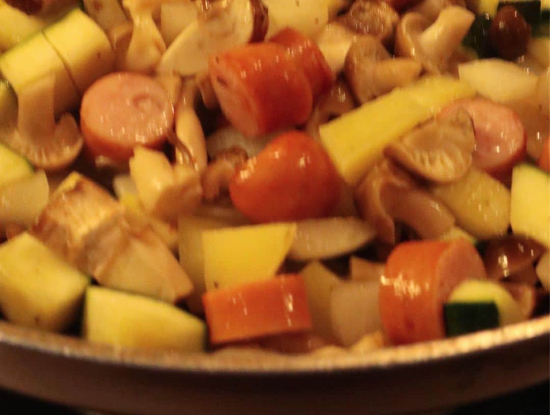 草間淑江さんのインスタグラム写真 - (草間淑江Instagram)「おはようございます！ ６月９日の朝です。 鮭のゴマ焼きマフィン、野菜とソーセージのスープ、さくらんぼ＆ブルーベリー。 今朝は、アンデルセンのマフィンに鮭のゴマ焼きを挟みました。 中にはレタスとパクチー、タルタルソースです。 これが結構いい組み合わせ。 余り物野菜で作ったスープをまずいただいてからのマフィン。 ごちそうさまでした。  さて、今朝も肌寒いです。 皆様、素敵な日曜日をお過ごし下さい❤️ #朝食#日曜の朝#鮭のごま焼き#あまり野菜#スープ#肌寒い朝#ピッタリ#素敵な日曜日を」6月9日 8時51分 - yoshie_kusama