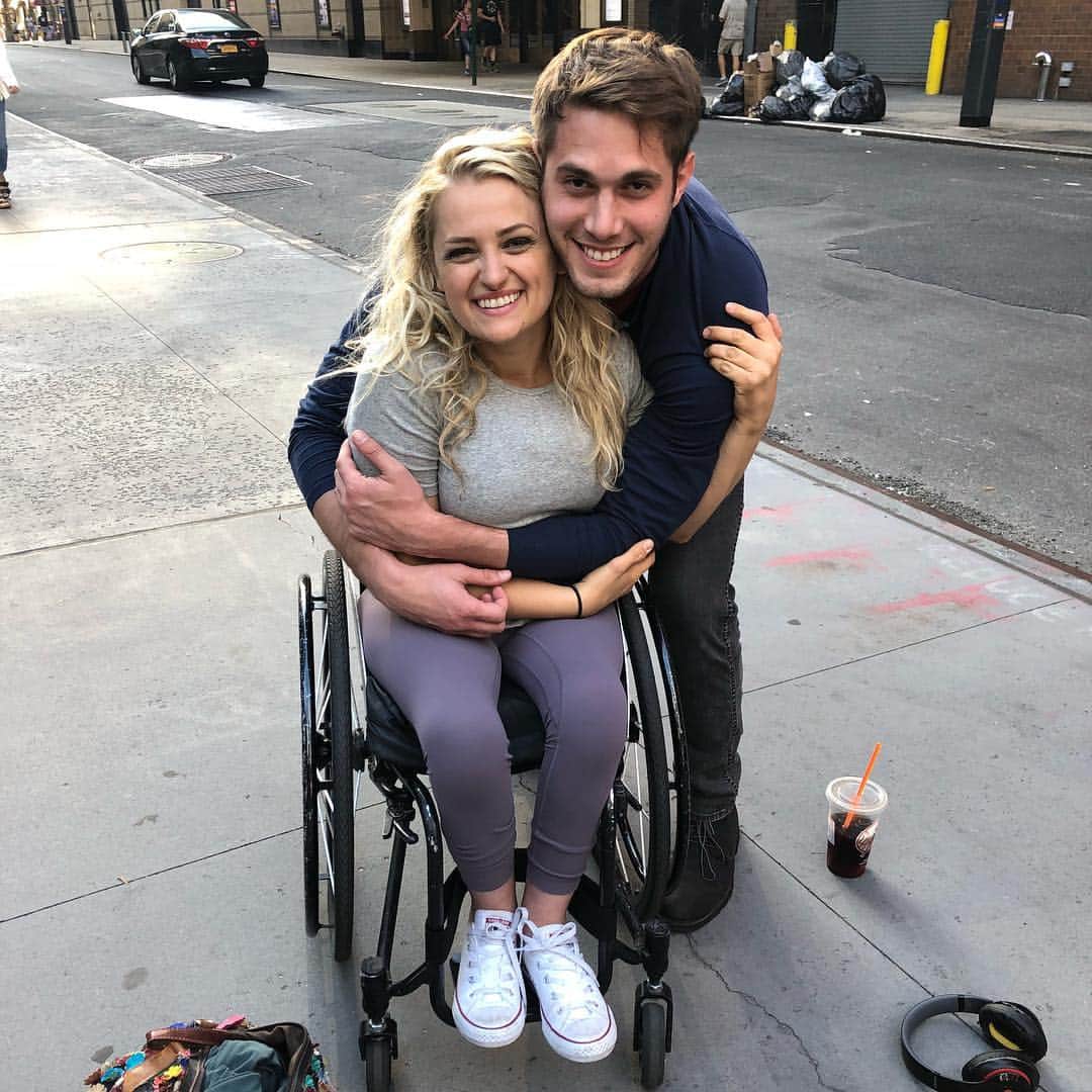 のインスタグラム：「Don’t walk, RUN to the theatre to see @alistroker and the rest of the amazing cast of @oklahomabway  I truly loved it and watching the amazingly talented @alistroker do her thing filled my heart with so much joy. I’m beyond happy/excited for her 🙌🙌❤️」