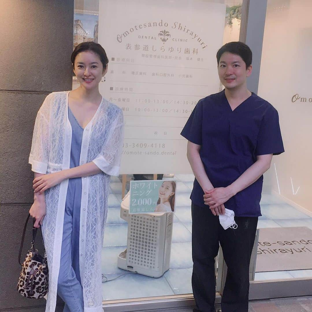 秋本祐希さんのインスタグラム写真 - (秋本祐希Instagram)「表参道しらゆり歯科へ🦷 先日 歯の検診を兼ね @omotesandoshirayuri で クリーニングとホワイトニングをしました✨ ホワイトニングのコースがいくつかあるんだけど その中でもしみにくく 私の歯に合う！とオススメされた スペシャルホワイトニングコースを試してみました ホワイトニング歴は長い方で  しみたり 痛かったり あまり変化なかったり…な事もあり 半年ぐらい足が遠のいていたのだけど 今回は違和感全くなく ワントーン白い歯に✨🦷 @omotesandoshirayuri さんは歯医者さんだから ホワイトニングだけじゃなく何かと相談できて一石二鳥☺︎ 何より 設備の素晴らしさに安心感がわき  これからの治療等もご相談させてもらいました。 このインスタを見たと予約時に伝えていただければ 自費治療を初回10%OFFしていただけるそう☺︎ 気になる方は ☎︎ 0120-118-041 にお問い合わせしてみてね🦷 歯もお肌と同じようにケアしないと✨ 最近手抜きしてたから 見直します☺︎ #精密審美会 #表参道しらゆり歯科 #ホワイトニング  #クリーニング #歯は大事 #beautycare」6月9日 8時53分 - ayuuki0908