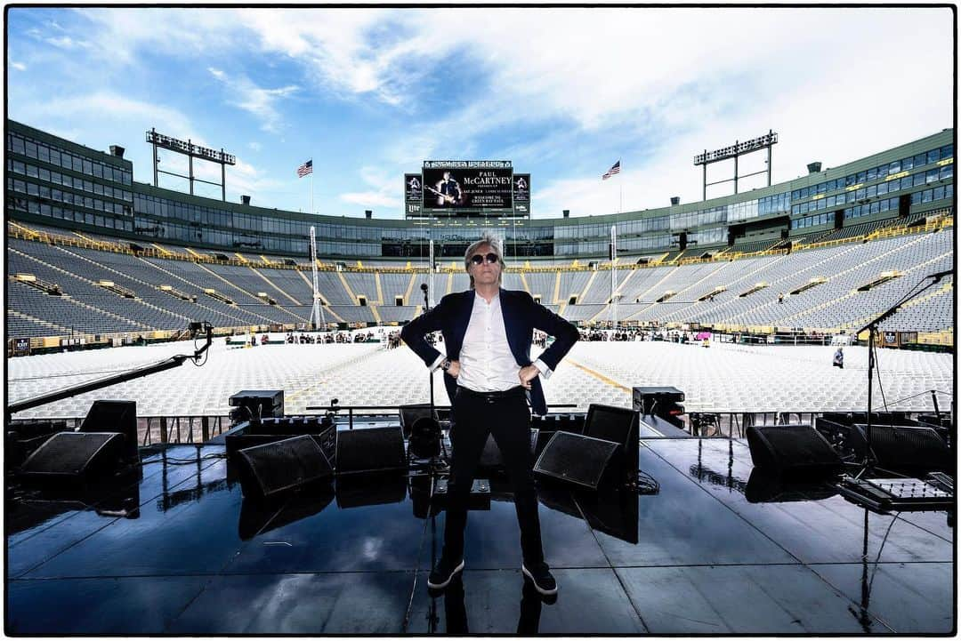 ポール・マッカートニーさんのインスタグラム写真 - (ポール・マッカートニーInstagram)「Hey Lambeau, let’s go! Ready to rock this iconic American football field! #freshenuptour」6月9日 9時05分 - paulmccartney