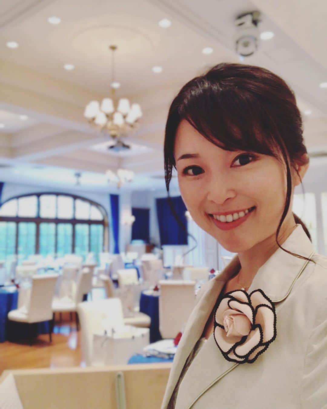 藤田りえさんのインスタグラム写真 - (藤田りえInstagram)「結婚ご披露宴の司会を務めさせていただきました。時を経るごとに、花嫁の気持ちよりも親御さんの気持ちの方に感情的に移入してしまうようになった笑  #藤田りえ #アナウンサー #フリーアナウンサー #披露宴 #結婚披露宴 #披露宴司会 #司会 #アニバーサリー #wedding  #weddingparty  #masterofceremony  #司会ご依頼お待ちしています #可愛い人と繋がりたい  #綺麗な人と繋がりたい  #可愛いママになりたい」6月9日 9時03分 - rie_fujita.ana