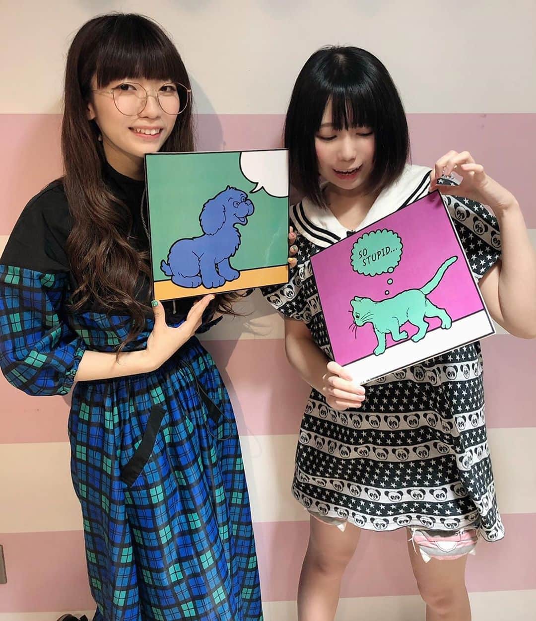 ぱいぱいでか美のインスタグラム：「この前絵恋ちゃんとCandy Stripperの展示会行ったよ❤︎ 今回も可愛すぎて夏まだなのに秋冬が楽しみすぎることに……。 ꙳ #candystripper #exhibition #絵恋ちゃん #onepiece #俺はインスタグラマーになりてぇ ꙳ ほんとにほんとに大好きなCandy！！ 大人Candyもyoshieさんらしいポップさと可愛さで本当に最高…… 今回も悩みすぎてギーーー！って言いながら二人で頭抱えながらつけてきました✔︎ 絵恋ちゃんといつもね、お互いが悩みだすと 「いっぱい働けばいいだけだよ……」 って悪魔の囁きしながらお洋服見てます。笑 どれも全部楽しみだけどコートつけたから超楽しみ！ 夏もまだなのに！笑 こうやって未来の楽しみをくれるCandy Stripperが超好きです❤︎ 写真で着てる恐竜が可愛いワンピースもCandyです！ 島倉りかさん〜(独り言です)」