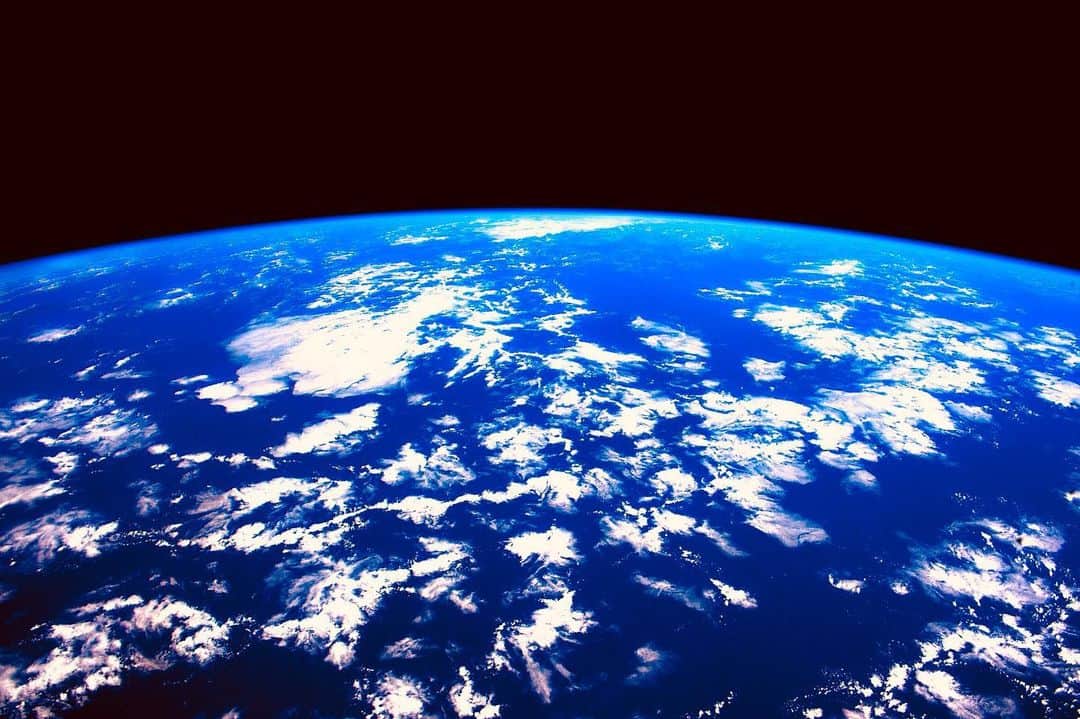 スコット・ケリーさんのインスタグラム写真 - (スコット・ケリーInstagram)「Whoever named our planet Earth must have had a sense of humor. Our planet is largely covered by water. It is the blue in our blue marble. To protect our planet, we must protect our oceans. #WorldOceansDay」6月9日 0時20分 - stationcdrkelly