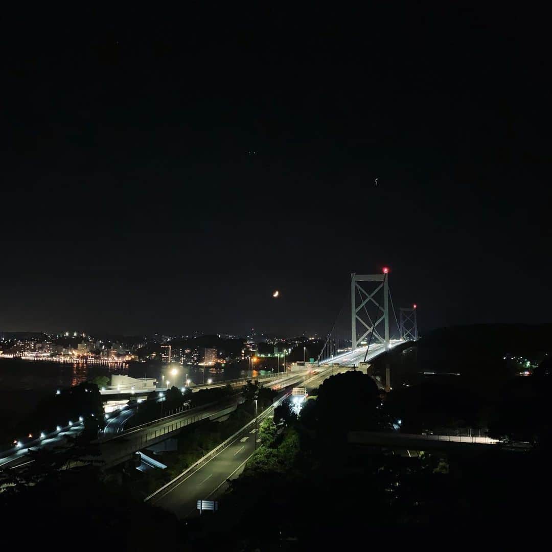 松藤和成さんのインスタグラム写真 - (松藤和成Instagram)「夜を徘徊。 月がきれいだわ 家に着いたのでカエルの鳴き声を聞きながら寝ます。  最高🐸 そして１日中PORTOにおりました。 俺はここに帰ってきたら家が２つあるぞ…笑  #門司港 #和成 #ショートフィルム #映画 #PORTO」6月9日 0時25分 - kazunari_mojiko