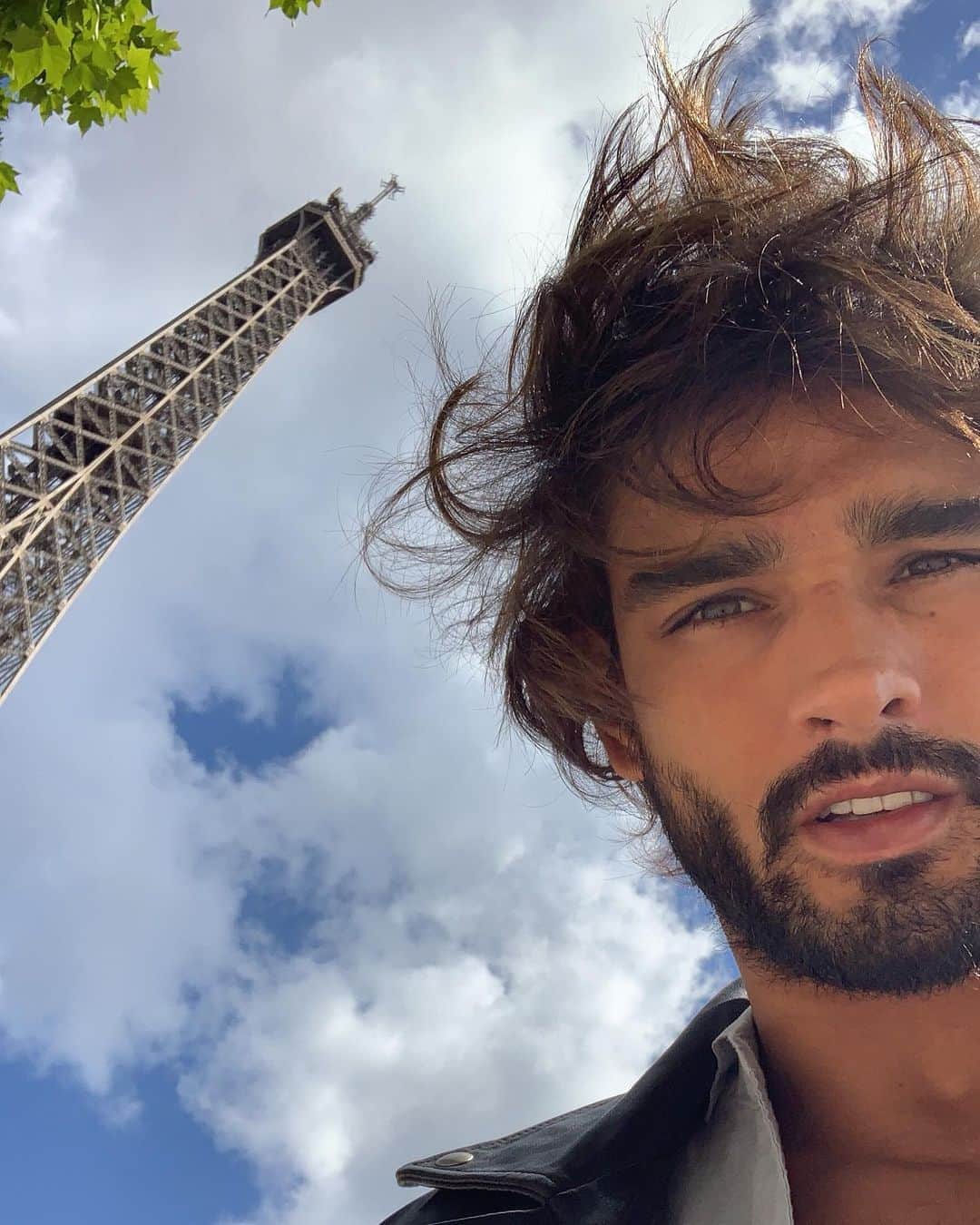 マーロン・テシェイラのインスタグラム：「—- ❤️ “Bonjour Paris Je t aime.” ❤️ —- “Don’t let your happiness be controlled by something you cannot control.” 🌻🐒✌🏽 —- 🎩...Peace&Light...♻️ —- #NoFilter #FilterForWhat #Paris #WonderfulCity #EspecialPlace #ForeverTourist #GoodVibesOnly」