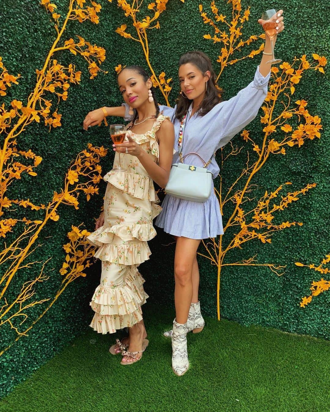 クロエ・ブリッジスのインスタグラム：「“Where the party at?” - us」