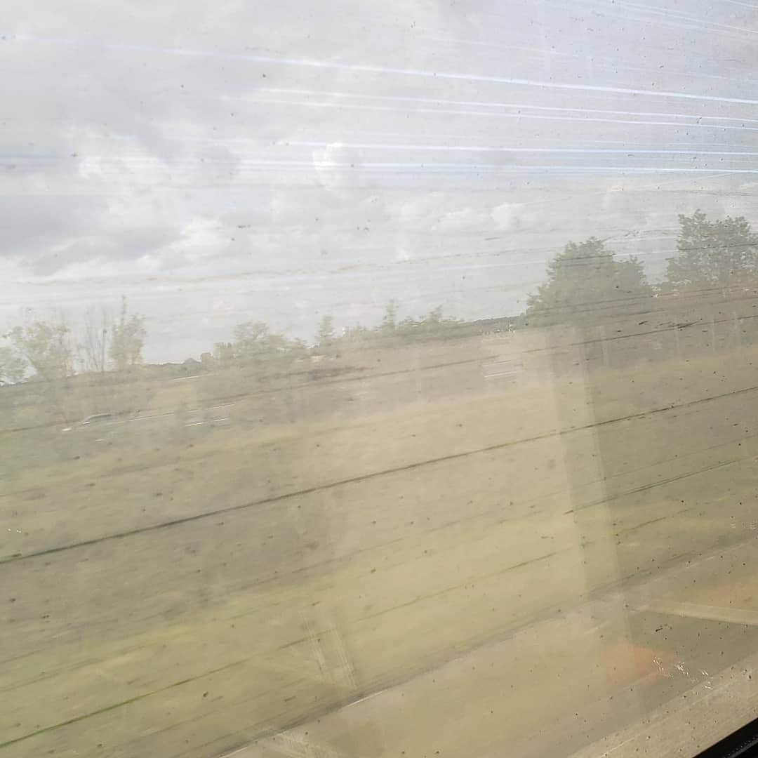 ピーターさんのインスタグラム写真 - (ピーターInstagram)「窓からの景色を、 写メしたいのに、 窓ガラスがあまりにも汚れてて、びっくりです‼️ 日本の新幹線では、あり得ない‼️(笑)  ただいま、300キロ超え #ピーター #池畑慎之介 #Parisに向かっております #TGV #快晴 #ロングバケーション」6月9日 0時33分 - oziba1952