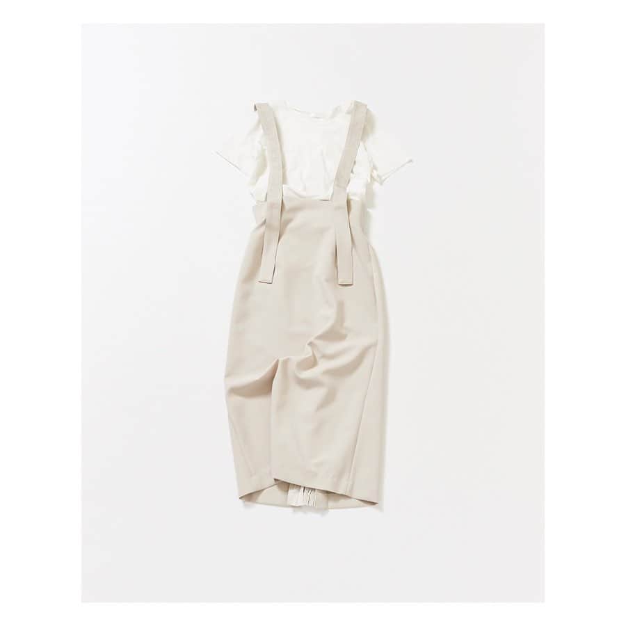 CIROI CIROI × MINETV VOL.1 ONAIRのインスタグラム：「【STYLE】 ＿＿＿＿＿＿＿＿＿＿＿＿＿＿＿＿＿＿＿＿＿＿＿＿＿ Tops: Paper basic T-shirts Color: green/white/navy/black Price: ¥6,500+tax→¥3,510+tax. . Skirt: High-waist 2way straight skirt Color: beige/black Price: ¥25,000+tax. . Sandal: enamel sandal Color: silver/gold Price: ¥25,000+tax. ￣￣￣￣￣￣￣￣￣￣￣￣￣￣￣￣￣￣￣￣￣￣￣￣￣ . Tops. まるでペーパーのようなカラッとした綿糸を使用した、涼しげな T シャツ。 体の線が美しく出るシルエットに、ステッチを極力無くし、女性らしいデザインに仕上げました。レングスは、ロングとショートの 2 種類。 ショート丈は、ハイウエストやジャストウエストのボトムス合わせに最適です。スタイリングに合わせて、丈感やサイズを選べる定番の T シャツです。 . Skirts. クラシカルなハイウエストのストレートスカートに、オリジナル柄刺繍を施したベルト付きのサスペンダースカート。刺繍は中国の剪絵を落とし込み、ラメ糸で華やかな印象にしています。 サスペンダーを取り外した時に、スカート本体にはボタンが残らないようにデザインしているので、シンプルなスカートとしてもお使いいただけます。 センターバックにプリーツを施し、動くほどにさりげなく見えるデザインにしています。 . #CIROI」