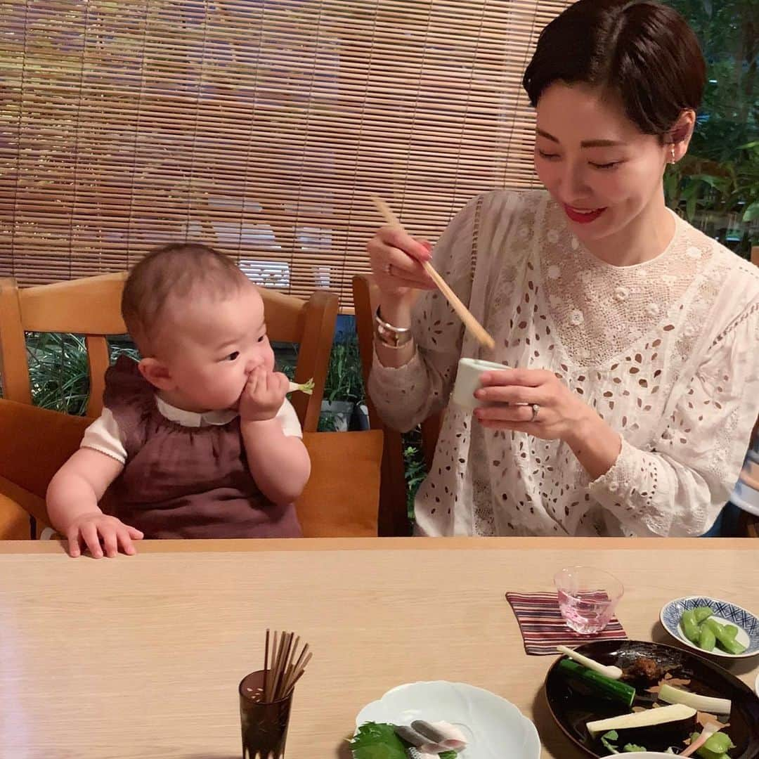 大塚良子さんのインスタグラム写真 - (大塚良子Instagram)「帰国の楽しみ、赤坂 古母里﻿ ﻿ 10代の頃から大好きなコボリに赤ちゃん連れて来る日がくるとは何とも不思議。もう何十年も変わらない温かい雰囲気と美味しいご飯。ここは本当に特別なお店。娘へ可愛い靴のプレゼントまで頂いて感謝いっぱい、良い時間でした。また行ける日楽しみにNYで頑張ります。﻿ ﻿ #古母里 #赤坂 #東京﻿ #昔ながら #しゃぶしゃぶ ﻿ #すき焼き」6月9日 0時51分 - ryokokonami