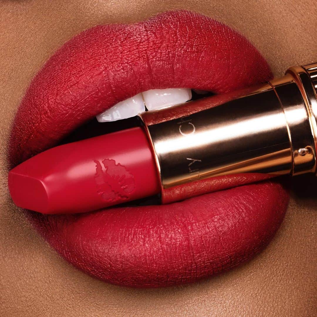 シャーロット・ティルベリーさんのインスタグラム写真 - (シャーロット・ティルベリーInstagram)「Darlings, do you remember my FIRST #HOTLIPS collection? Which is your favourite lipstick? 💋💋💋💋💋💋💋💋 #HOTLIPS 2 is COMING… which shades would you  LOVE to see in my next collection? Stay tuned as I reveal them SOON!!! #ComingSoon #LipstickConfidence #HappyKiss」6月9日 0時57分 - charlottetilbury