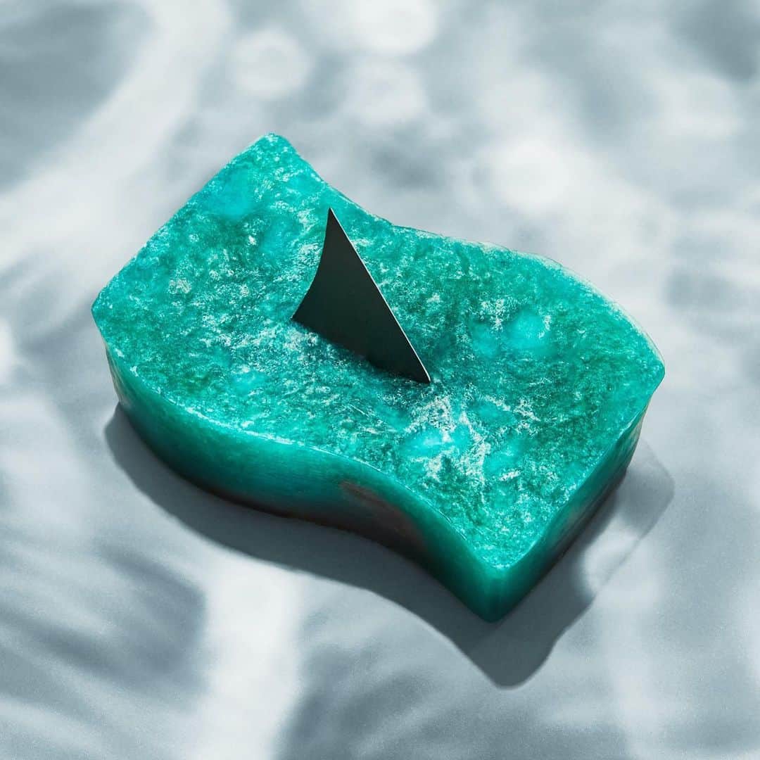 LUSH Cosmeticsさんのインスタグラム写真 - (LUSH CosmeticsInstagram)「#WorldOceansDay is here and to celebrate we've launched a limited run of our Shark Fin Soap! It's online and in shops today, with 100% of the purchase price going towards the Rob Stewart Sharkwater Foundation, an organization with a mandate to protect sharks at all costs. After all, this keystone species is integral to the health and wellness of our oceans, and we need to protect them to ensure we are maintaining a healthy ocean and healthy world. 🦈🌎」6月9日 0時58分 - lushcosmetics
