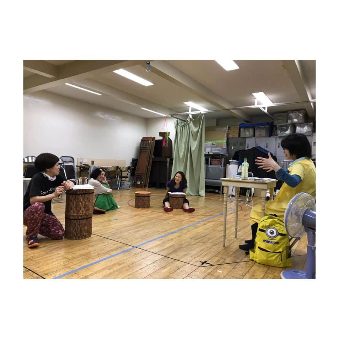 笹峯愛さんのインスタグラム写真 - (笹峯愛Instagram)「もたい村「タイトルロール・ワズ」 初稽古。  にして、代役で来てくれていた 瓜さんと初共演。  もたことも、菊ちゃんとも 一緒に芝居するなんて久しぶりで いろいろ新鮮でした。  21日のゲスト、村田さんも来ていて  同じ役でありながら 初々しい村田さんの感じに もはや驚きしかない。  これは、同じ役だろうか…と考え込むほど、全然ちがーう。  きっと他のゲストさん達も、全然違うんだろうと思います。  お稽古をすればするほど 芝居って如何様にもなるんだなぁと しみじみ。  あっと言う間の3時間。  息子同伴に対応いただいた 皆々様にも お稽古邪魔せずに過ごした 息子にも感謝の 「タイトルロール・ワズ」  私は6月23日13時の回に出演です。 場所は新宿眼科画廊です。  チケットはこちら↓  https://www.quartet-online.net/ticket/motatokiku?m=0abfjaf」6月9日 0時58分 - mineco.m