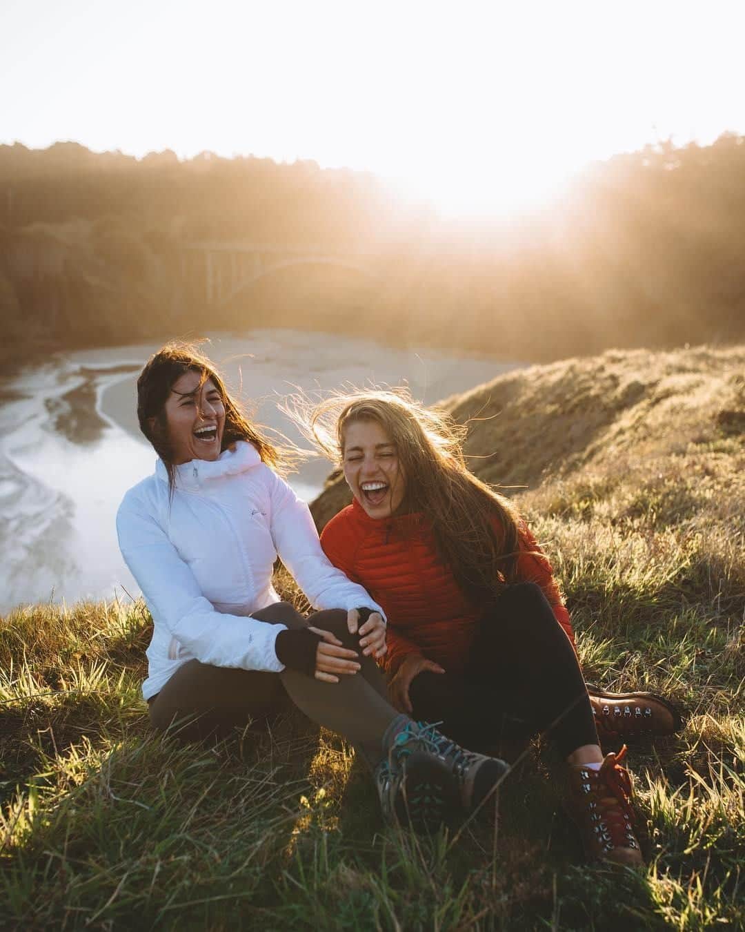 エディー・バウアーさんのインスタグラム写真 - (エディー・バウアーInstagram)「It’s #NationalBestFriendsDay. Tag your best adventure buddy, & tell us about your favorite trip using #WhyIHike 📷: @Kylekotajarvi」6月9日 1時00分 - eddiebauer