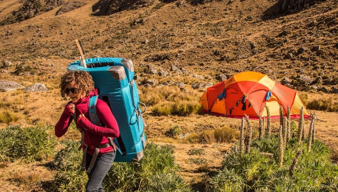 マーモットさんのインスタグラム写真 - (マーモットInstagram)「Exploration is where a dream meets the unknown. Marmot athlete Abbey Smith departs base camp to uncover and climb the most aesthetic granite boulders in the Peruvian Andes.  Photo: Dawn Kish  Get fully immersed in Marmot athletes Abbey Smith and Pete Takeda's big mountain bouldering adventure by watching The Imaginary in VR180 on Outside TV. Check out the link in our bio for the full playlist.  #Marmot #alpineclimbing #bouldering #bigmountainbouldering #andesmountains #peru #VR180 #virtualreality」6月9日 1時00分 - marmot