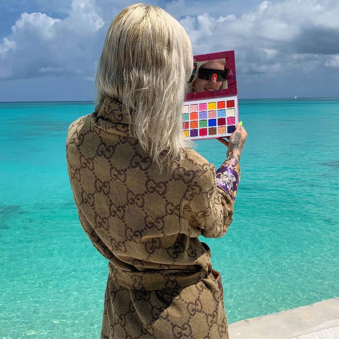 Jeffree Star Cosmeticsさんのインスタグラム写真 - (Jeffree Star CosmeticsInstagram)「The #Jawbreaker eyeshadow palette is making waves... 🌈 Who’s ready for our new baby to be out?? June 21st is the official day of Summer Solstice and couldn’t be more fitting for this collections release! 💖 #jeffreestarcosmetics #jawbreakerpalette #minibreaker」6月9日 1時01分 - jeffreestarcosmetics