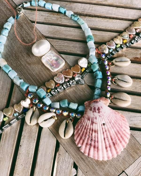 のインスタグラム：「Went to the beach, picked up shells & made this 🐚 #dannijogirls」