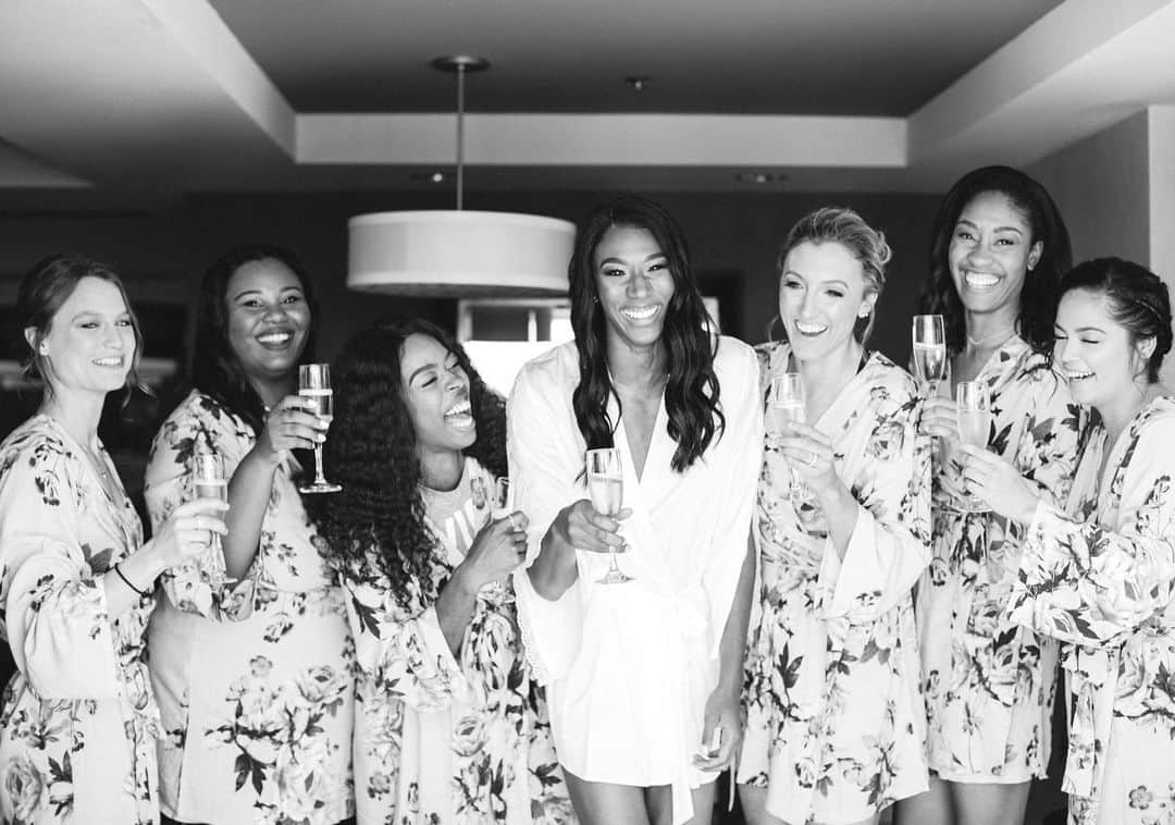 フォルケ・アキンラデウォのインスタグラム：「🥂Cheers to these strong, intelligent, driven, hilarious, beautiful women who challenge me and lift me up continuously . . . . . . . #nationalbestfriendday #friendshipgoals」