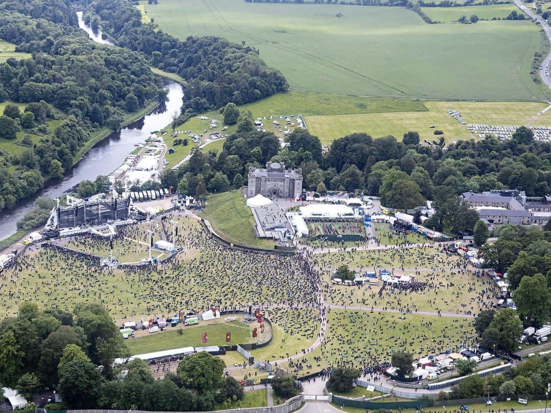 メタリカさんのインスタグラム写真 - (メタリカInstagram)「INCOMING!!! ・・・ 📸 by @rosshalfin ・・・ #MetAtSlaneCastle #WorldWired #Metallica」6月9日 1時13分 - metallica