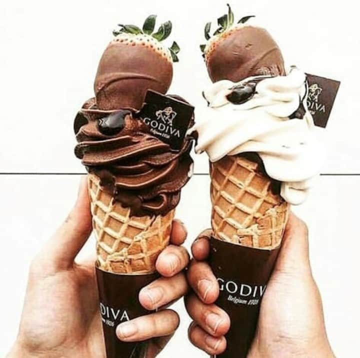 GODIVAさんのインスタグラム写真 - (GODIVAInstagram)「Today is National Best Friends Day 🍓👯🍦 Tag your BFF below and bring them into a GODIVA location for a special offer! 📸: @rommut7」6月9日 1時05分 - godiva