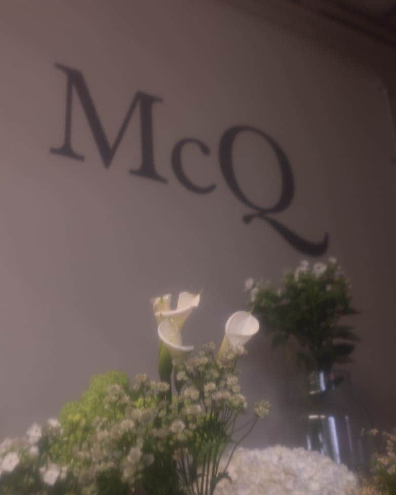 のインスタグラム：「Miller Harris and @mcqueensflowers  started working together when we asked them to interpret our fragrances into floral displays, photography or even just an atmosphere. Our CEO, Sarah Rotheram, explains the magic behind this partnership, "Their creativity chimes with ours in a very special way. The partnership has now turned full circle with candles which interpret their world as I experience it. I’m passionate about telling stories through our scents, so this is a hugely satisfying project for me.”」