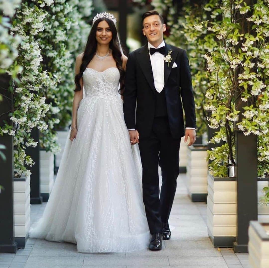 マチュー・フラミニのインスタグラム：「Mrs&Mr Ozil 💍.. Congratulations brother!  I wish you both all the very best.. God bless you and your lion heart 🙏🏼😘 #wedding #istanbul」