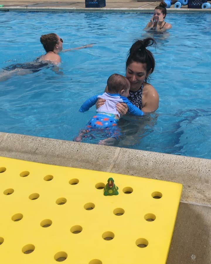ディーナ・ニコール・コルテーゼのインスタグラム：「Water bugs 💙 CJ learned how to kick today ! 📸: @cbuckner_  #weekendvibes #manasquanswim #family」