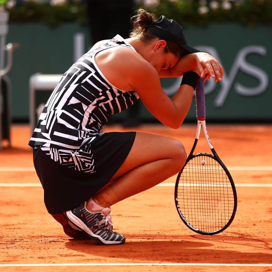 WTA（女子テニス協会）さんのインスタグラム写真 - (WTA（女子テニス協会）Instagram)「First Grand Slam feels... @ashbar96 is your @rolandgarros champ! 🏆🙌👏 #RG19」6月9日 1時11分 - wta