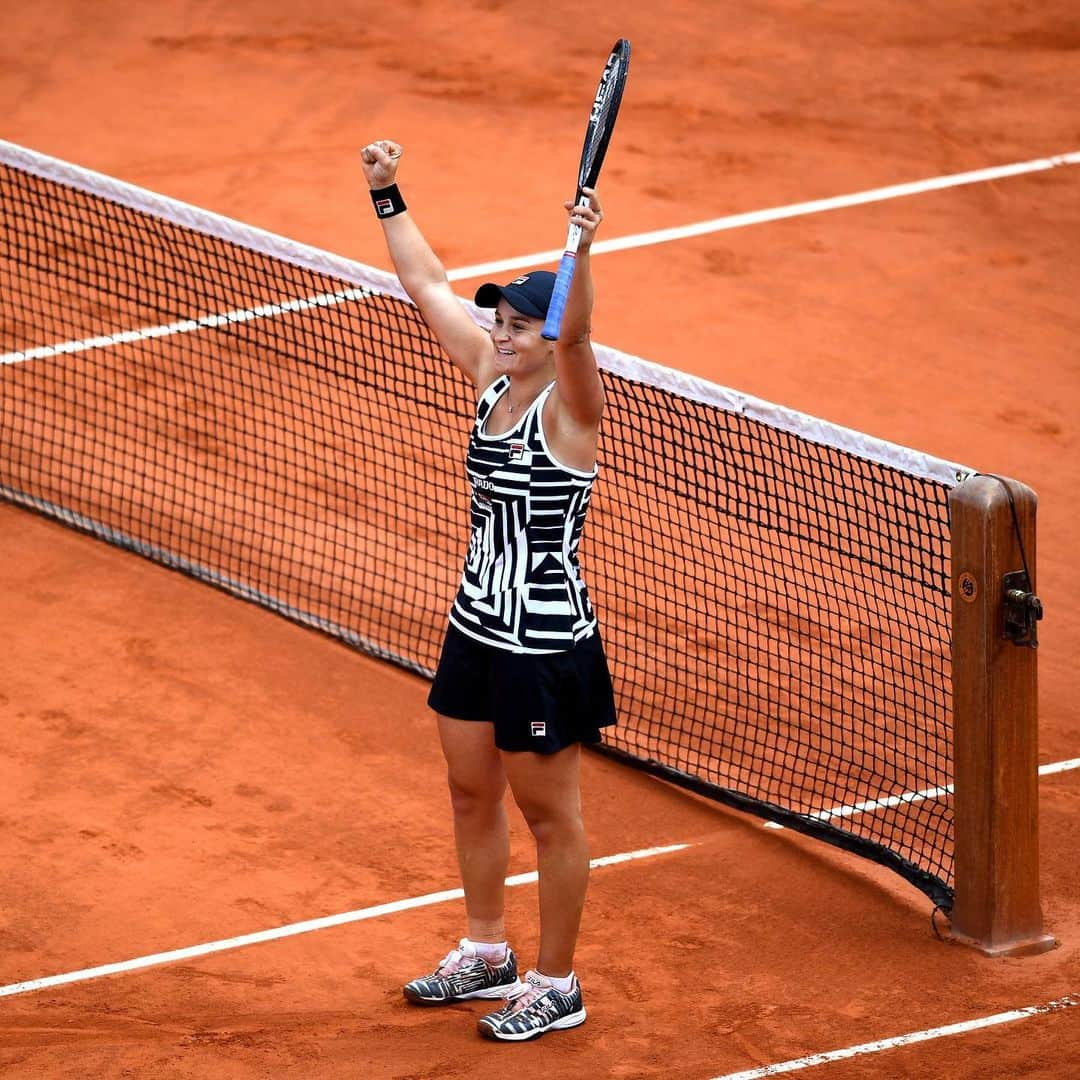 WTA（女子テニス協会）さんのインスタグラム写真 - (WTA（女子テニス協会）Instagram)「First Grand Slam feels... @ashbar96 is your @rolandgarros champ! 🏆🙌👏 #RG19」6月9日 1時11分 - wta