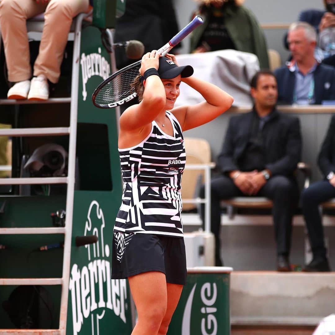 WTA（女子テニス協会）さんのインスタグラム写真 - (WTA（女子テニス協会）Instagram)「First Grand Slam feels... @ashbar96 is your @rolandgarros champ! 🏆🙌👏 #RG19」6月9日 1時11分 - wta
