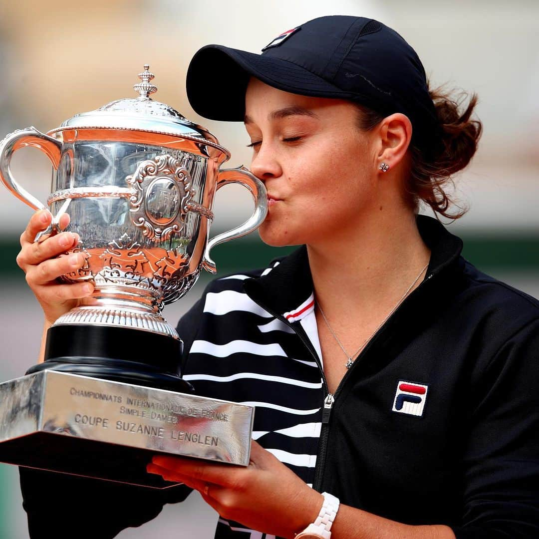 WTA（女子テニス協会）さんのインスタグラム写真 - (WTA（女子テニス協会）Instagram)「First Grand Slam feels... @ashbar96 is your @rolandgarros champ! 🏆🙌👏 #RG19」6月9日 1時11分 - wta