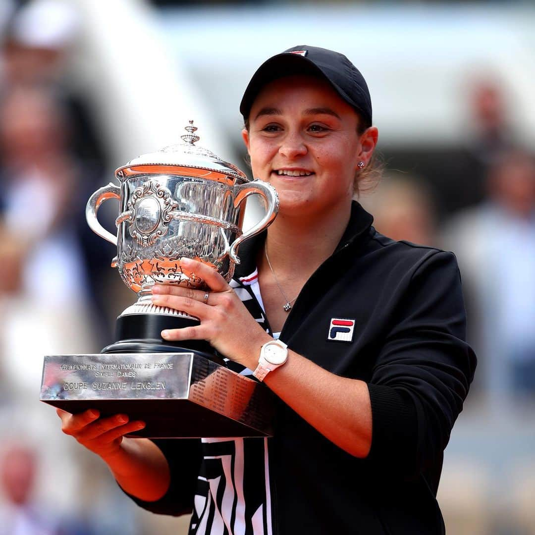 WTA（女子テニス協会）さんのインスタグラム写真 - (WTA（女子テニス協会）Instagram)「First Grand Slam feels... @ashbar96 is your @rolandgarros champ! 🏆🙌👏 #RG19」6月9日 1時11分 - wta