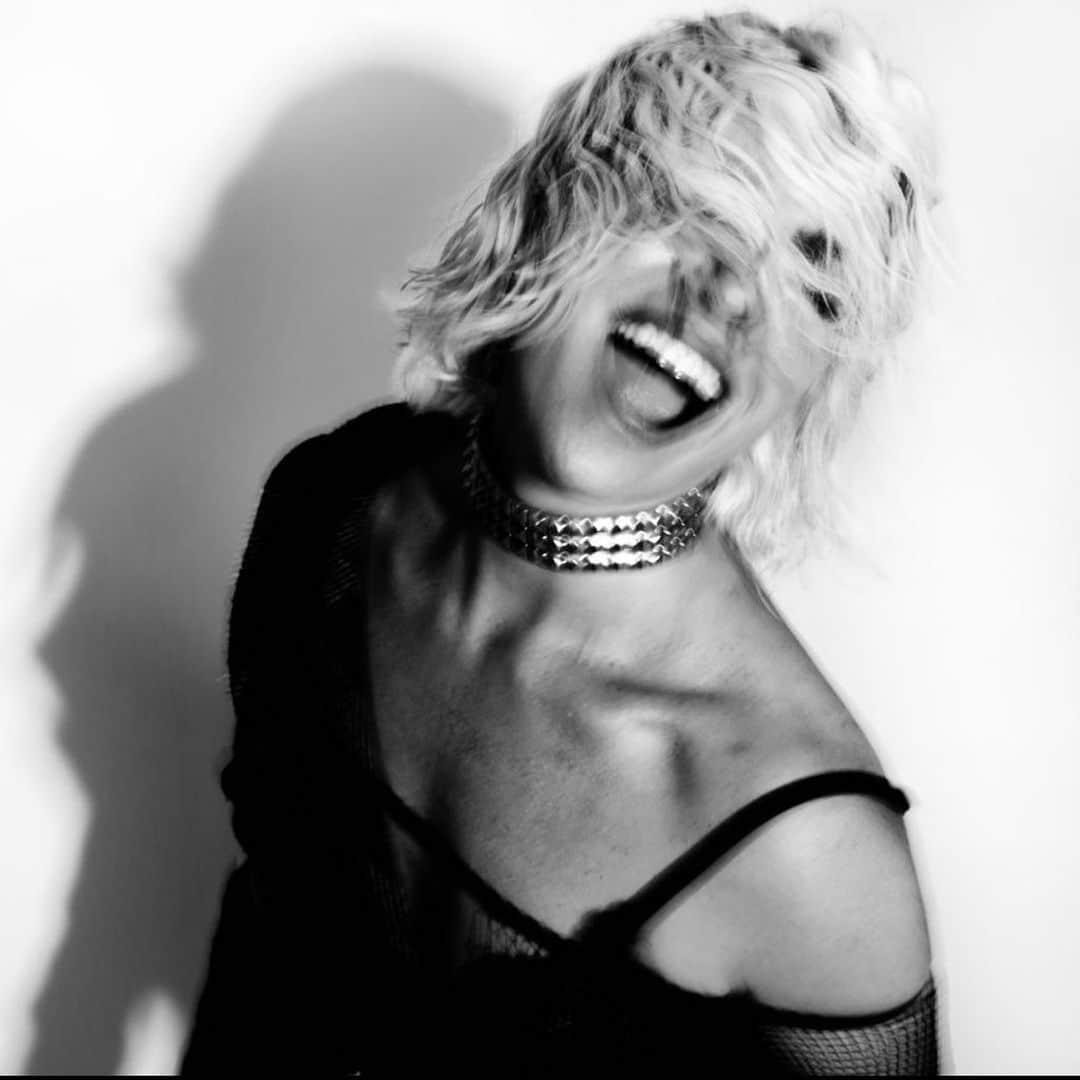 Giovanna Antonelliのインスタグラム：「🤘🏾✌🏽🤙🏽 Bom sabadão !!!!!!!」