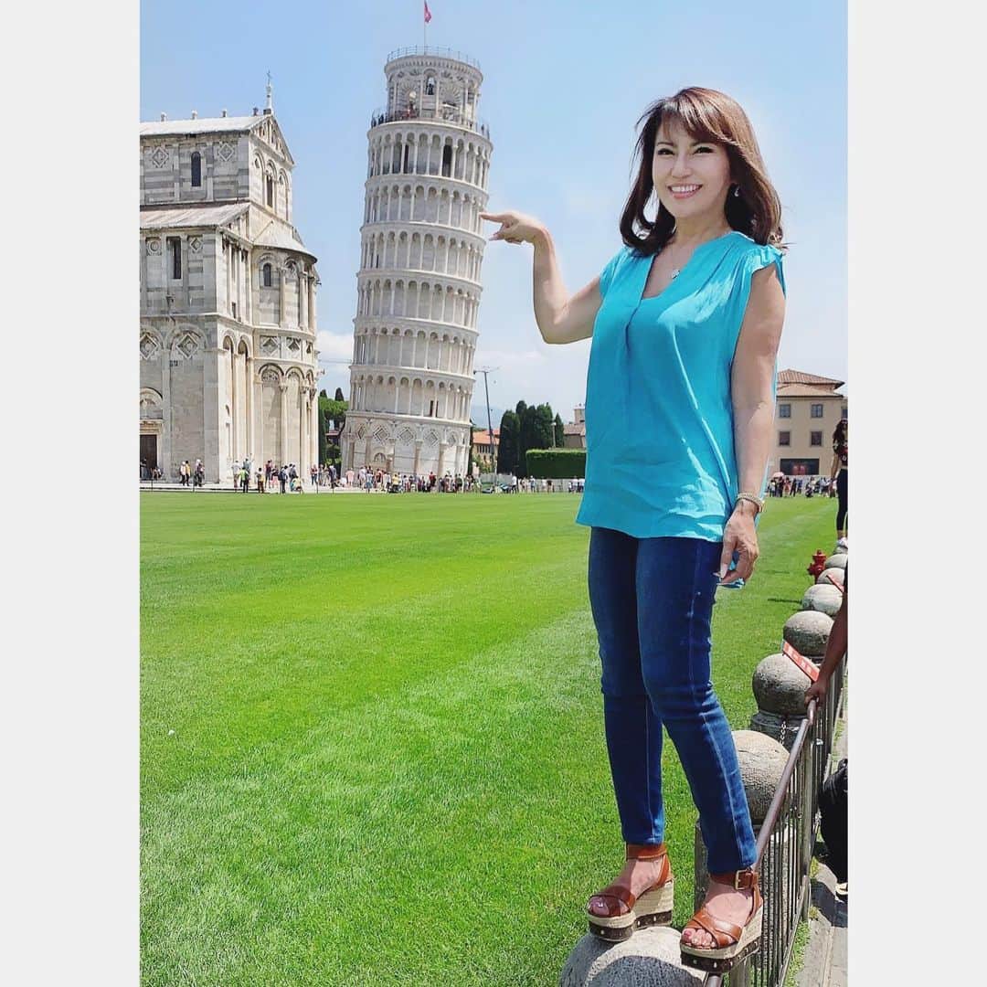 のインスタグラム：「.﻿ 指で支えてるこの写真﻿ 凄い所に乗って撮ってるのw﻿ ﻿ 丸い石とフェンスに足掛けてるww﻿ #インスタグラマーの裏側﻿ ﻿ ﻿ ﻿ ⭐️日本を飛び出し自由に豊かになりたい⭐️﻿ ﻿ そんな貴方はプロフLINEから情報を受け取ってね﻿ ↓↓↓﻿ @marigram_uu_」